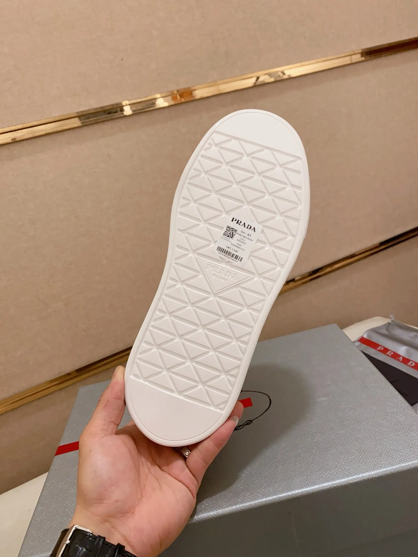 Men's shoes 💰 580💰 ✔️✔️✔️Higher version High-quality new PRADA (Prada) counters are launched simultaneously, new men's shoes, 😘fabrics are selected from breathable fly weave fabrics. Lining: Imported cowhide leather lining. 👍🏿High-end☄️Open-molded non-slip rubber outsole, exquisite lines, simple and elegant, comfortable and high-end for leisure travel. Number of yards: 38 to 44.